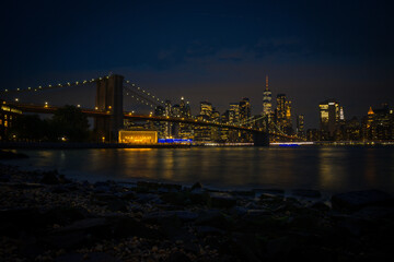 Skyline de Nueva York desde el Dumbo hasta el puerto de columnas
