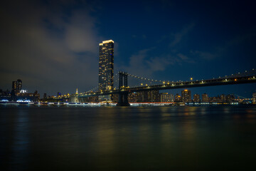 Skyline de Nueva York desde el Dumbo hasta el puerto de columnas 