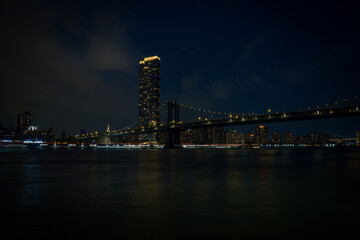 Skyline de Nueva York desde el Dumbo hasta el puerto de columnas
