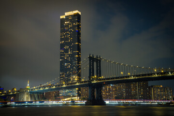 Skyline de Nueva York desde el Dumbo hasta el puerto de columnas 