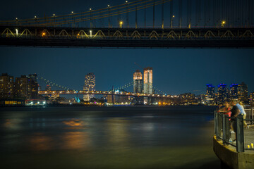 Skyline de Nueva York desde el Dumbo hasta el puerto de columnas 