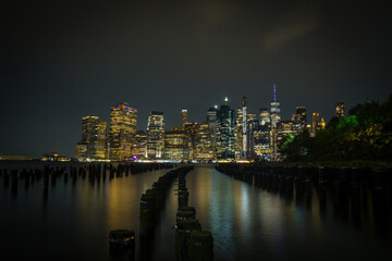 Fototapeta na wymiar Skyline de Nueva York desde el Dumbo hasta el puerto de columnas 