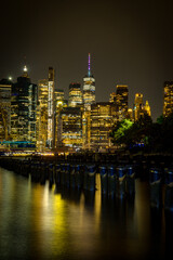 Fototapeta na wymiar Skyline de Nueva York desde el Dumbo hasta el puerto de columnas 