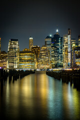 Skyline de Nueva York desde el Dumbo hasta el puerto de columnas

