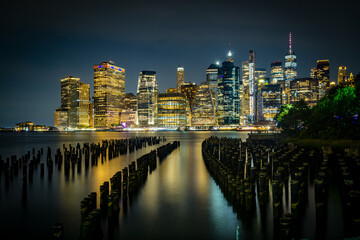 Skyline de Nueva York desde el Dumbo hasta el puerto de columnas
