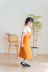 Obraz premium 子供の夏服秋服ファッションコーディネート全身（縦向き）