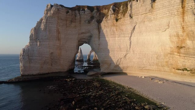 Vue a&eacute;rienne des falaises d'Etretat, Normandie, France