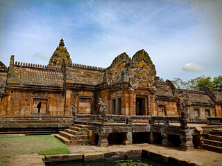 Naklejka premium The photo captures the ethereal beauty of Prasat Khao Phanom Rung against the backdrop of the Thai landscape, evoking a sense of wonder at the architectural and cultural legacy of the past.