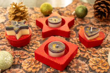 Teelichthalter mit Teelicht in rot mit Glitzerstaub. Die Kerzen sind zweifarbig mit Glitzer.