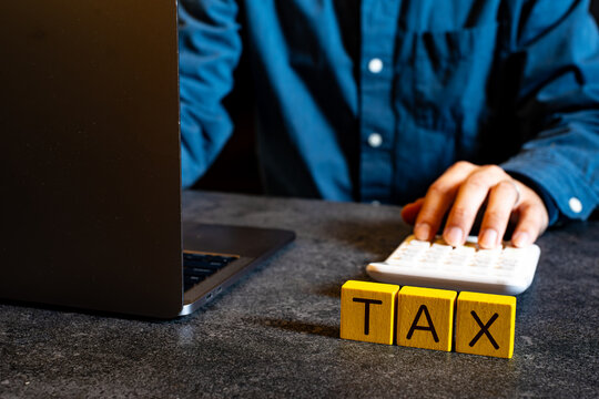 TAX(パソコンで税金・計算のイメージ)