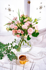 vase rose arrangement