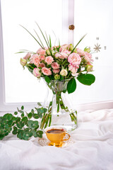 vase rose arrangement