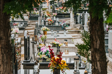 Fototapeta na wymiar cmentarz, nagrobek, grób, wszystkich świętych, znicz, cemetery, tombstone, grave, all saints, candle, architektura, lampion, urna, lampa, kwiaty, flowers