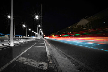 Fototapeta na wymiar Estela de colores de luces de coche usando larga exposición