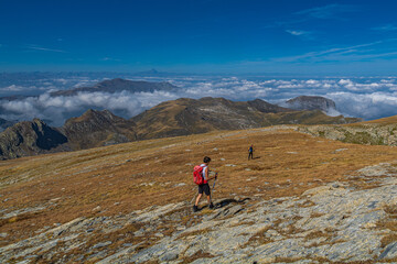 Obraz premium Trekking autunnale in Valle Ellero, cuore delle Alpi Marittime, tra la Cima delle Saline e la Vetta Pian Ballaur