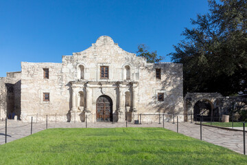 Fototapeta na wymiar facade of historic church and fort Alamo in San Antonio, Texas,