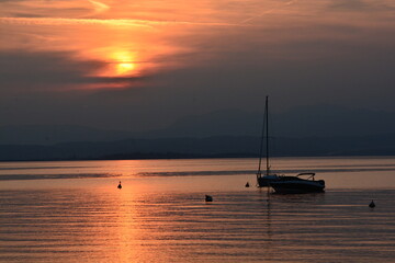 tramonto con nuvole sul lago di garda
