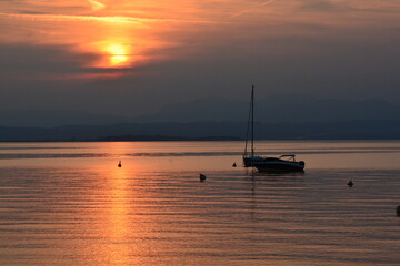 tramonto con nuvole sul lago di garda