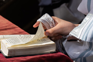 Holding tzitzit during Jewish prayer