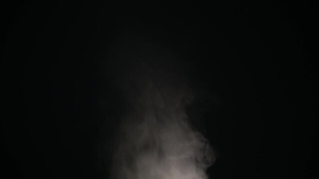 Dampf, Qualm, Wasserdampf vor schwarzem Hintergrund f&uuml;r Compositing. Intensiv und nicht intensiv