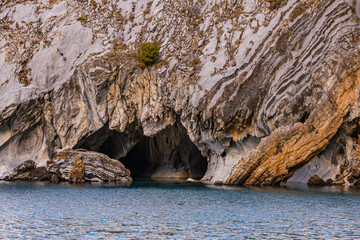 Die bizarren und beeindruckenden Marmorformationen der bekannten Marmor Höhlen Cuevas de Marmol in...