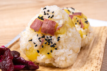 さつまいもご飯のおにぎり