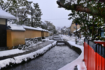 Obraz premium 降雪の朝の京都市 保存地区の上賀茂社家町
