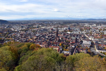 Blick aufs Freiburger Münster im Herbst