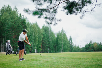 Obraz premium Male golfer plays golf on golf course