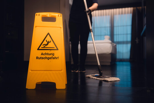 Der Zimmerboden im Hotel wird gewischt