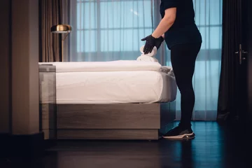 Poster Reinigungskraft macht die Betten im Hotelzimmer © Medienzunft Berlin