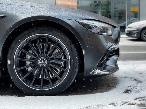 Mercedes AMG mit 19 Zoll Felgen bei Schnee und Eis im Winter als Symbolbild für den Wintercheck