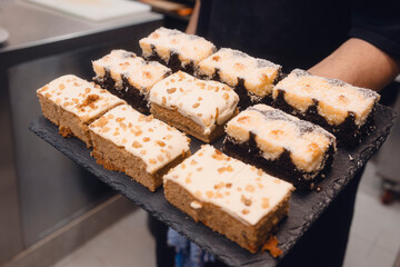 Kuchen wird aus der Küche getragen