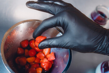 Erdbeeren werden auf der Schüssel genommen
