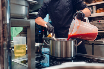 Tomatensuppe wird vom Chefkoch in Großküche zubereitet