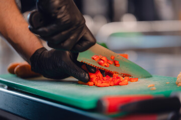 Koch schneidet Gemüse in Küche