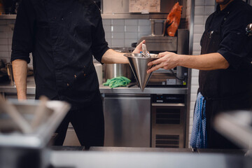 Teamarbeit in der Restaurant-Küche