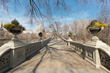 On a clear, sunny winter morning at the Bow Bridge in Central Park, Manhattan, New York - obrazy, fototapety, plakaty