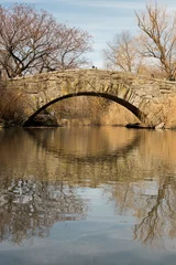Photo sur Plexiglas Pont de Gapstow On a sunny winter morning at the Gapstow Bridge, one of the icons of Central Park, Manhattan, New York City