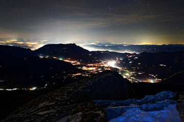 Blick auf Berchtesgaden am Watzmann Hocheck am Gipfel in der Nacht bei sternenklarem Himmel - obrazy, fototapety, plakaty