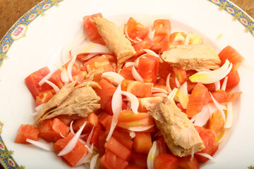 tomatoes onion and tuna salad as mediterranean food