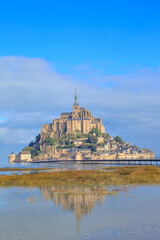 Fototapeta na wymiar Le Mont-Saint-Michel lors des grandes marées