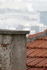 Naklejka premium old brick wall with chimney of a old house