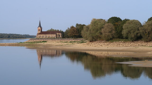Paysage au lac du Der Chantecoq, en Champagne Ardenne, dans la r&eacute;gion Grand Est, avec l&rsquo;&eacute;glise de Champaubert et des arbres se refl&eacute;tant dans l&rsquo;eau (France)