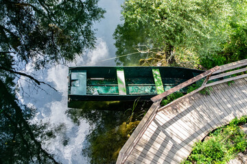 zielona łódka zacumowana przy drewnianym moście, Czarnogóra, Montenegro, Europe - obrazy, fototapety, plakaty