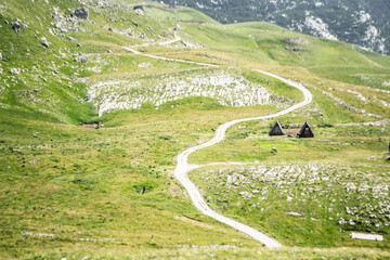drewniane chaty przy krętej drodze w górach Durmitor, Czarnogóra, Montenegro, Europe © sarns