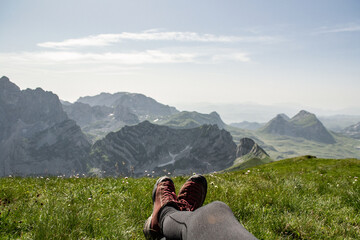 nogi turysty na łące górskiej, odpoczynek w górach, Durmitor, góry, łąka, panorama,...