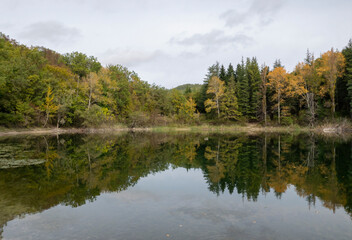 Fototapeta na wymiar scenic and relaxing autumnal image of the small lake of Percile in Lazio