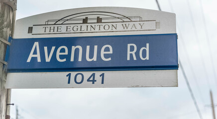 the avenue road street sign.