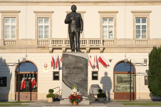 Pomnik ex prezydent Warszawy i Polski  - Lech Kaczyński